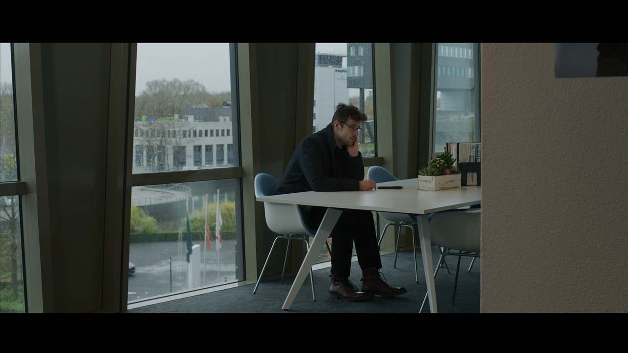 Hands of Silver Movie Screenshot 3