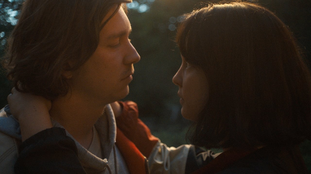 Parachute Movie Screenshot 3